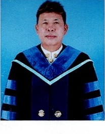 ดร.สมพร แทนสกุล ในชุดครุยปริญญาเอก